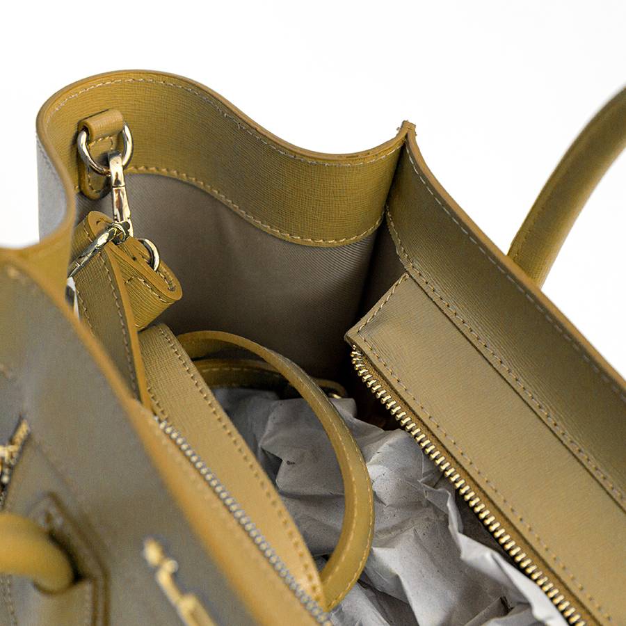 Laura Di Maggio ALIA – Borsa a trapezio in pelle saffiano senape Vendite Flash