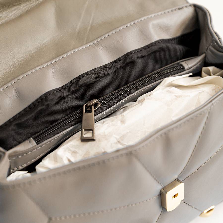 Laura Di Maggio MUSA – borsa in pelle nappa trapuntata con borchie taupe Economico