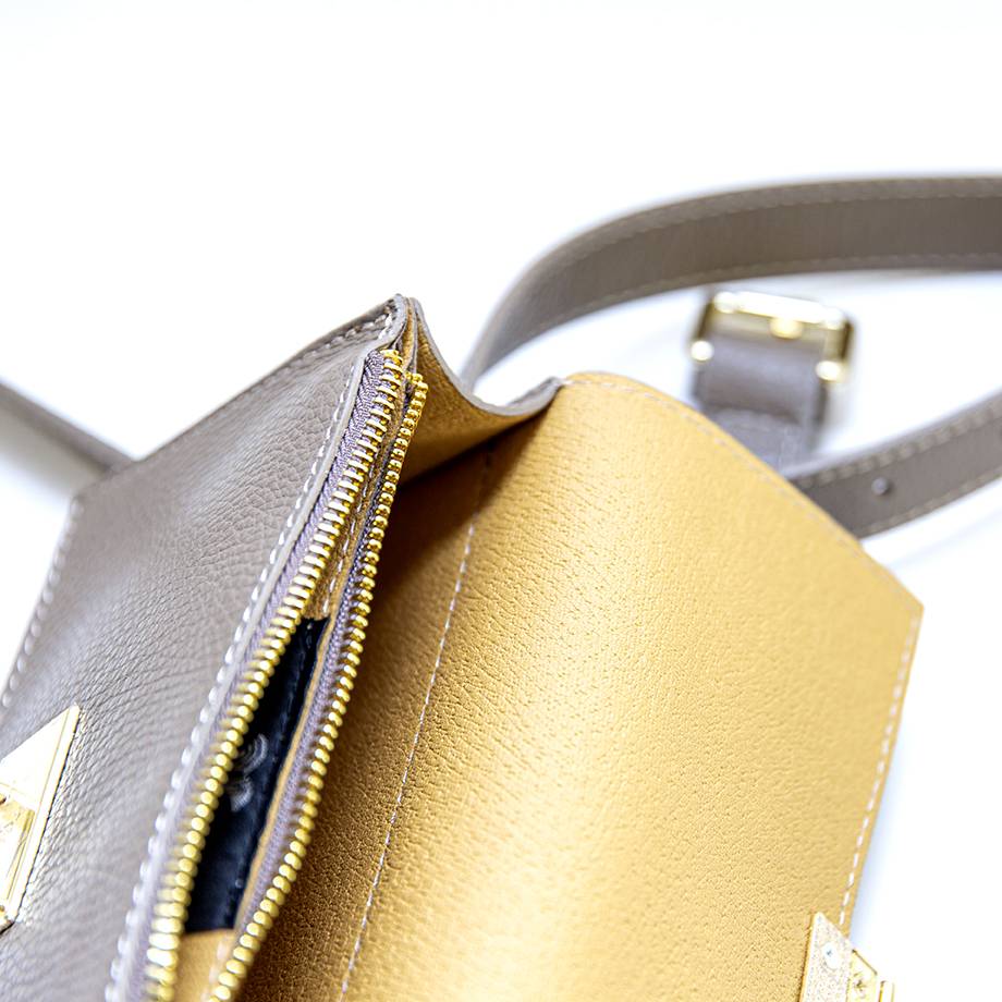 Laura Di Maggio CAROL – marsupio taupe con chiusura oro Vendita Economica