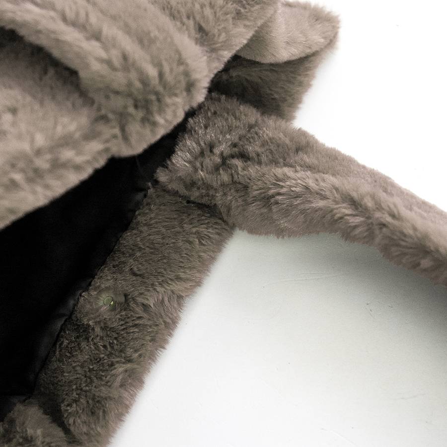 Laura Di Maggio FLUFFY – Maxi shopping in pelliccia ecologica beige Acquista Ora