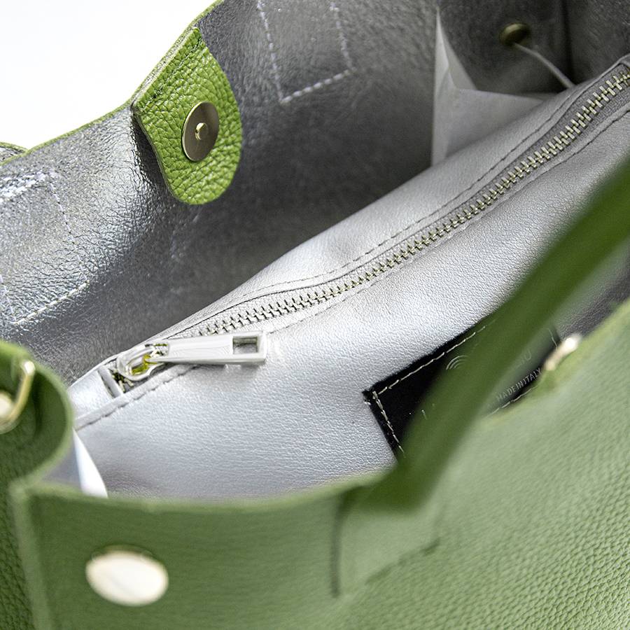 Laura Di Maggio SAM – Shopping con borchie in pelle verde aloe Officina