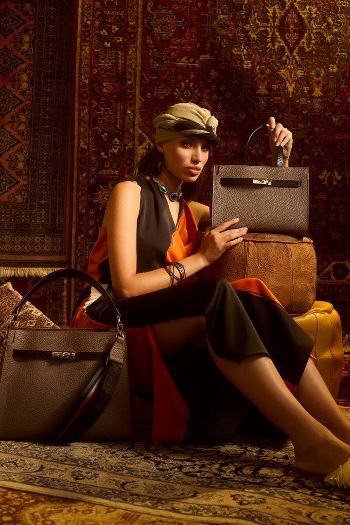 Roberta Gandolfi Frida Handbag in pelle martellata con tracolla logata in tessuto regolabile Saldi Di Fabbrica