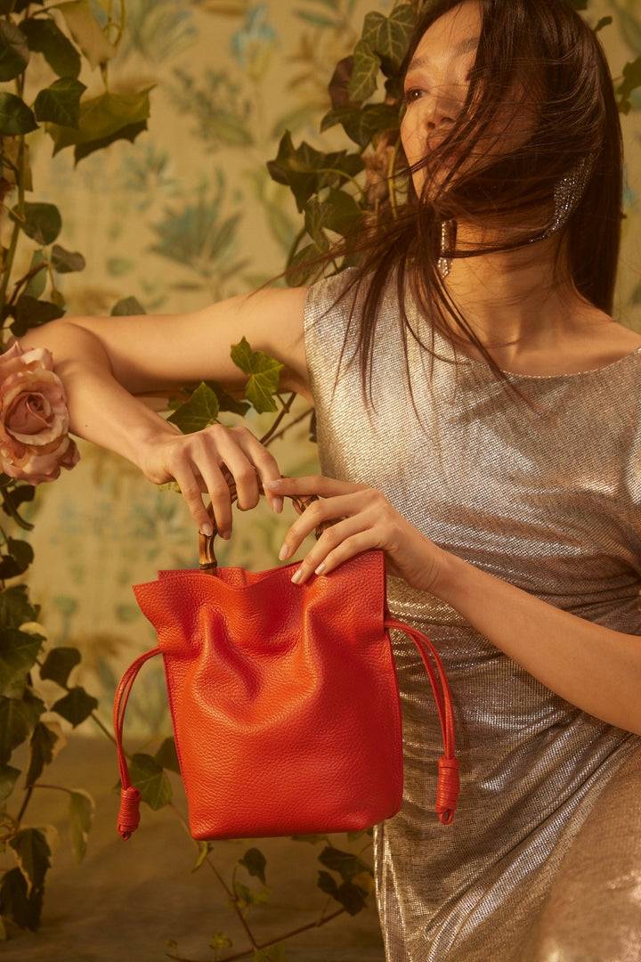 Roberta Gandolfi Silvana small borsa a mano in pelle martellata con manico in vero legno di bambù e tracolla staccabile e regolabile Offerta
