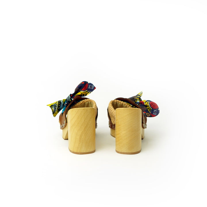 Roberta Gandolfi Diva Chain sandali in legno incrociato con platform in rafia e fiocco stamap african Moda