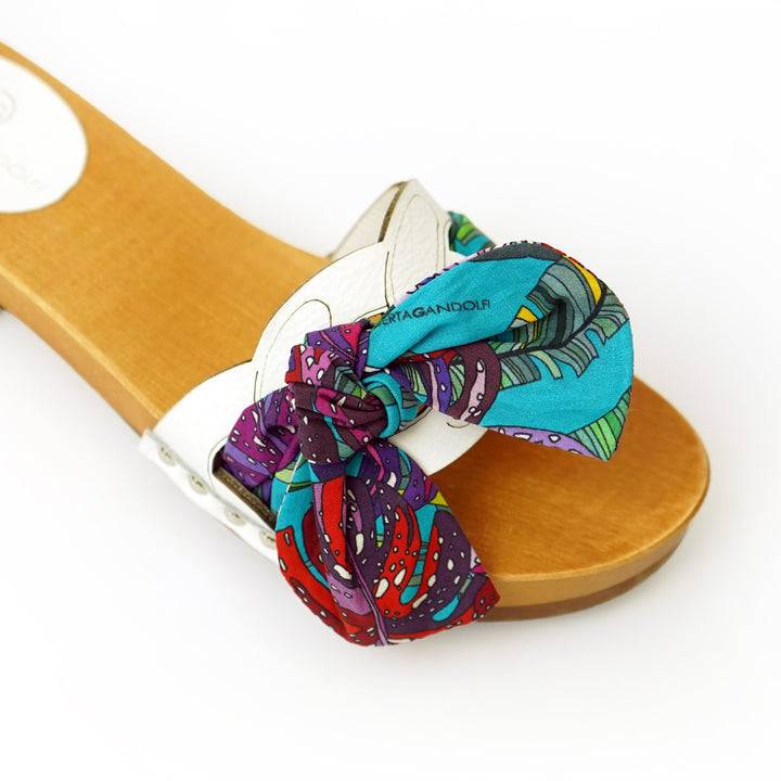 Roberta Gandolfi Lola Chain sandali in legno e pelle di vitello con fiocco stampa tropical 2025
