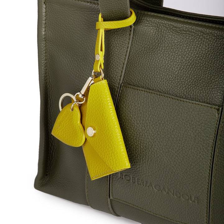 Roberta Gandolfi Tessa shopping in pelle con charms colorato e pratica tasca esterna In Linea