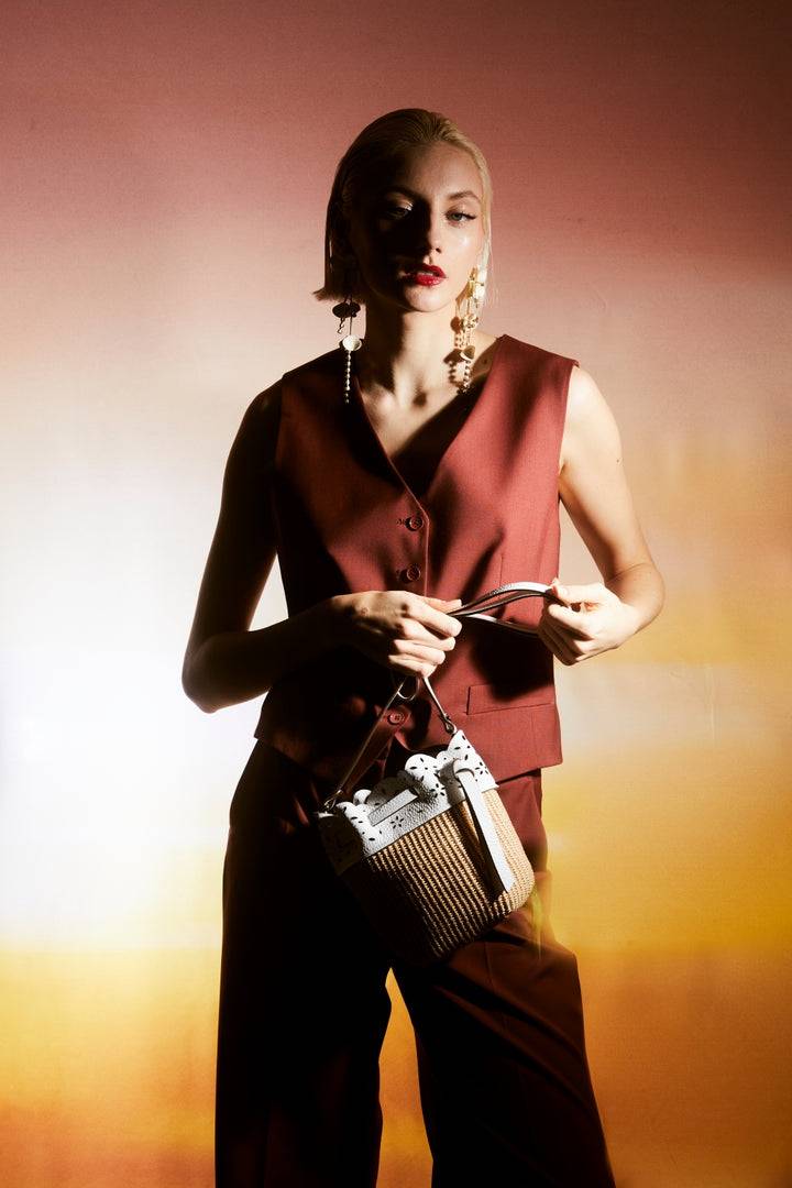 Roberta Gandolfi Diletta Mini Bucket in rafia con balza in pelle laserata con tracolla staccabile Acquista Ora