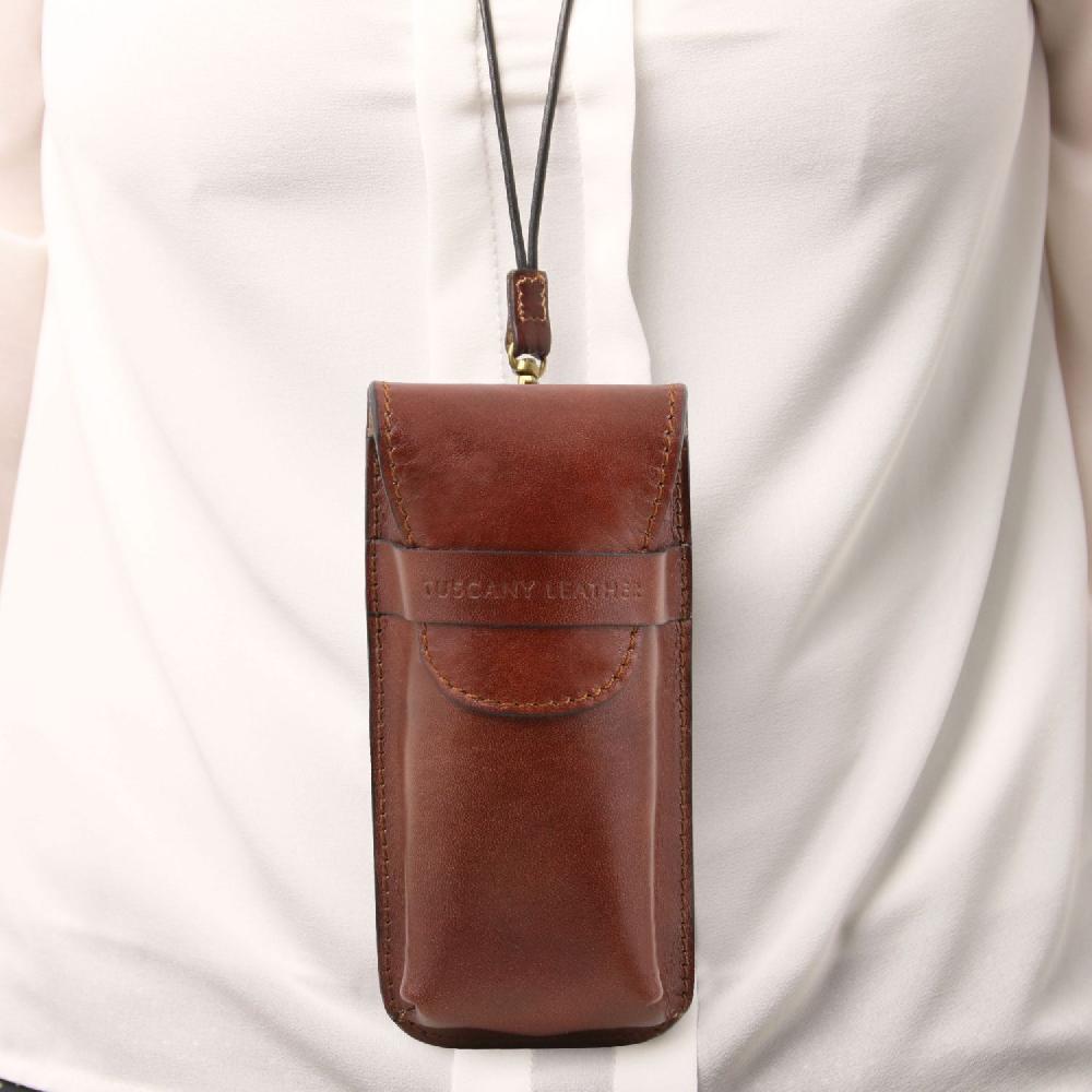 Tuscany Leather Esclusivo Portaocchiali/Portacellulare a Tracolla in Pelle Misura Grande Fino al 65% di sconto