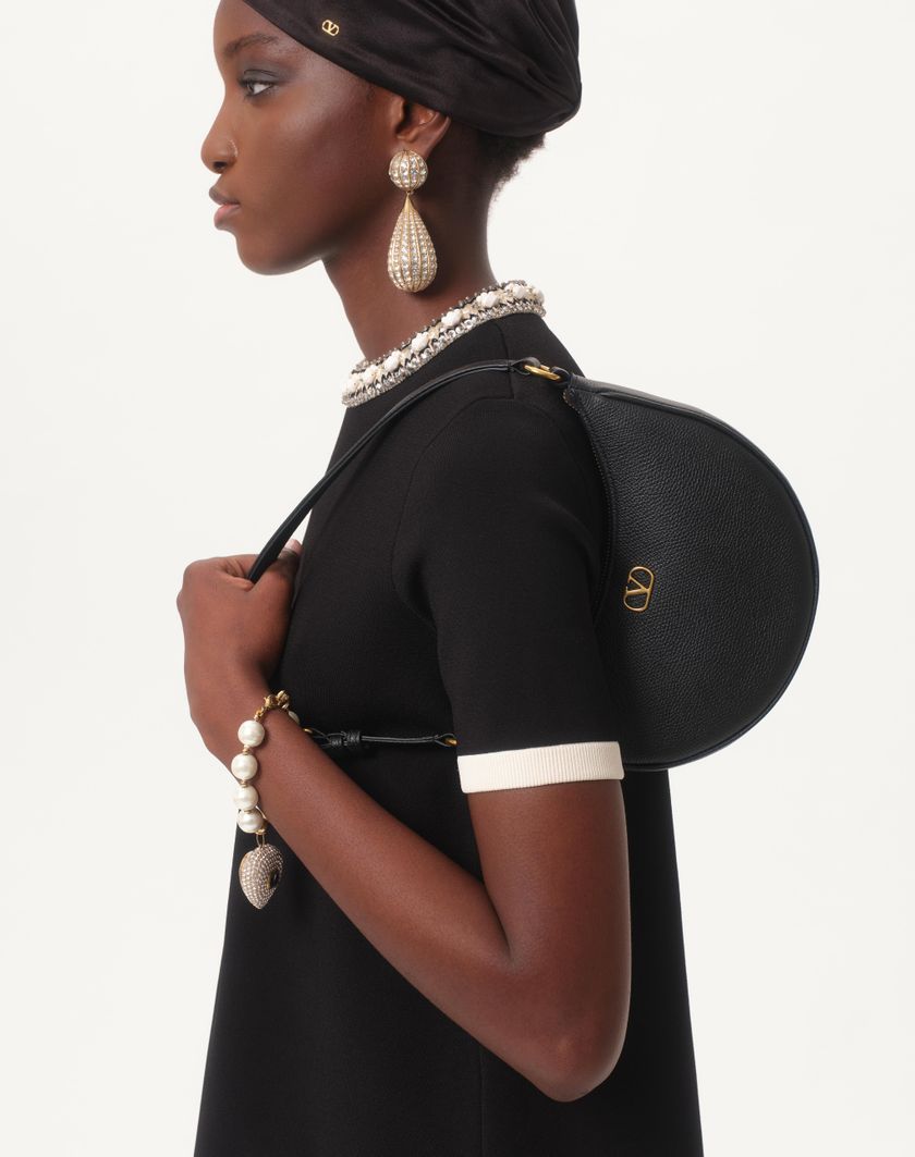 Valentino Handbags Mini Borsa Hobo Vlogo Signature In Vitello Granato per Donna in Nero | Valentino IT Consegna Veloce