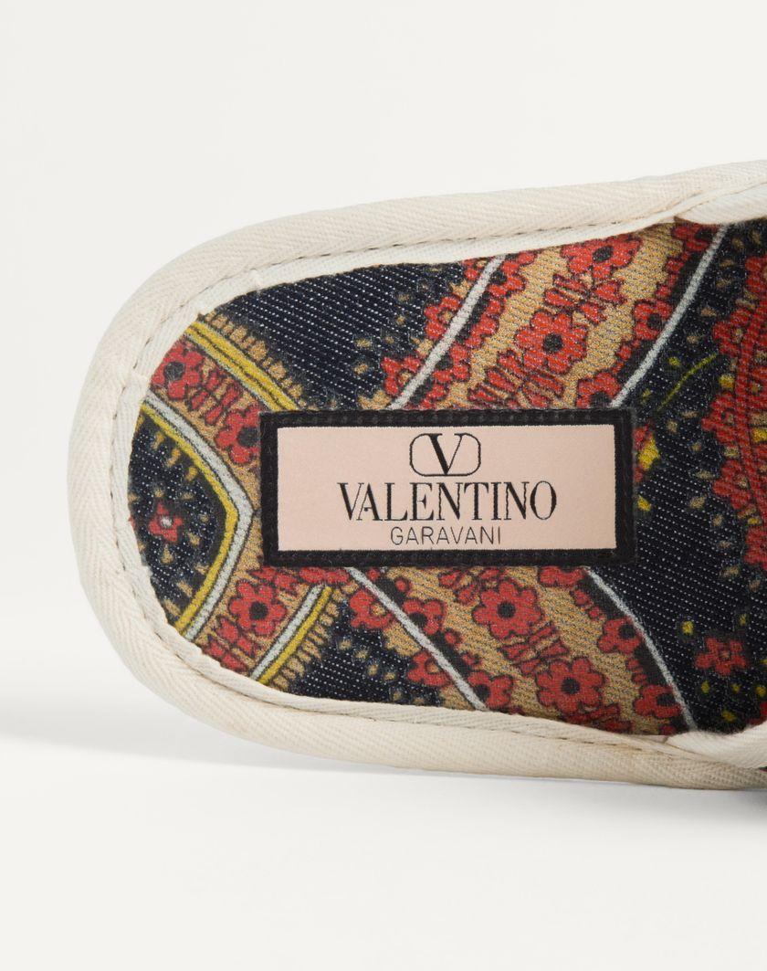Valentino Handbags Slide Ta Chambre In Tessuto Denim Voyage Imaginaire per Uomo in Multicolor/avorio | Valentino IT Nuovo