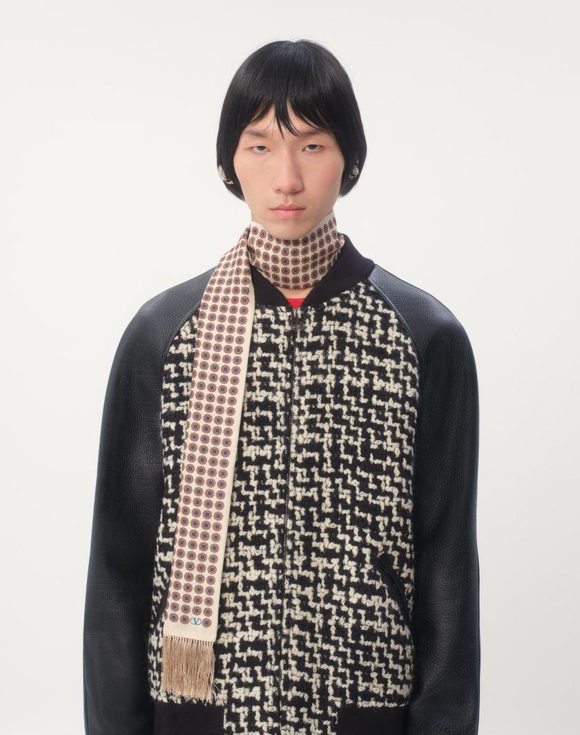 Valentino Handbags Scarf Bandeaux Chamber In Seta Con Frange per Uomo in Crema/pesca/bluette/nero | Valentino IT Spedizione Gratuita