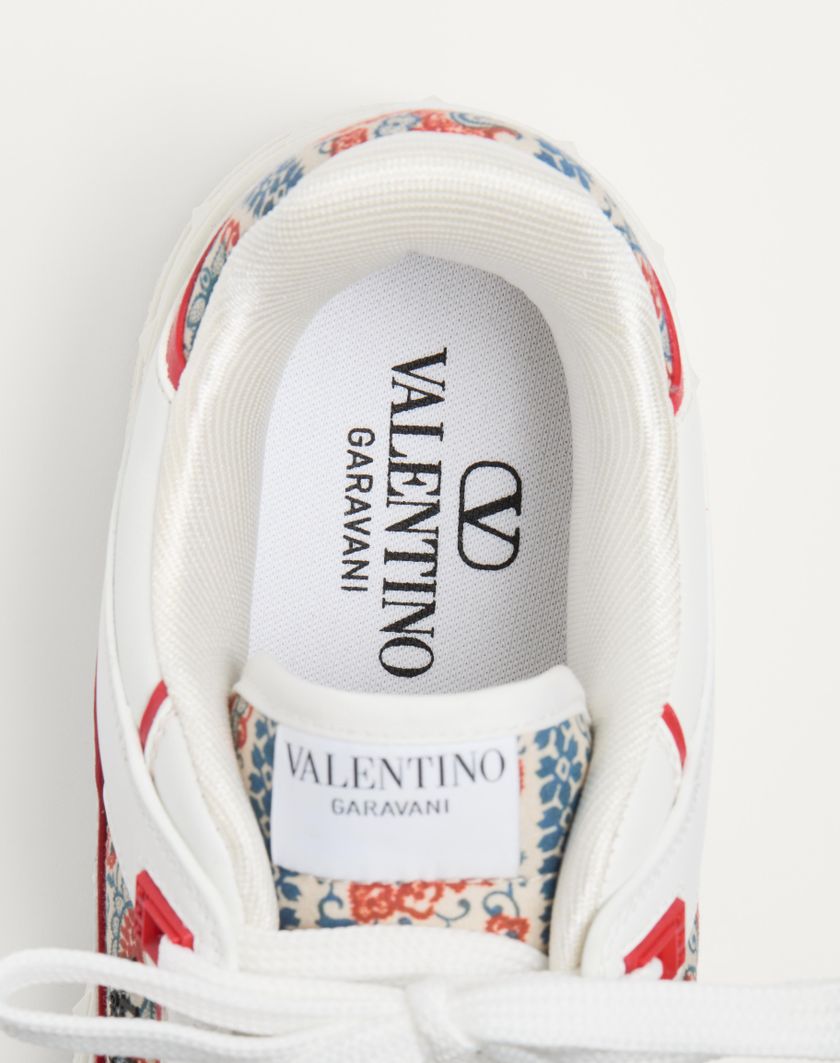 Valentino Handbags Sneaker Low Top Freedots In Vitello E Tessuto Voyage Imaginaire per Uomo in Bianco/multicolor/corallo | Valentino IT Sconto