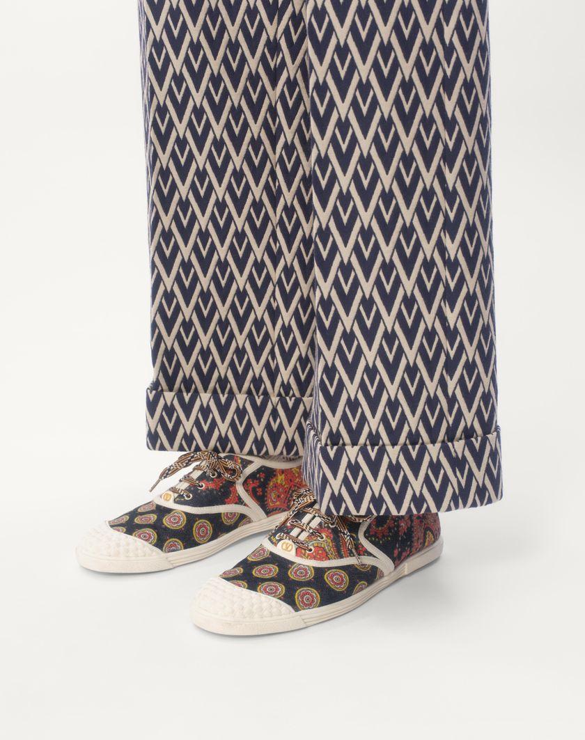 Valentino Handbags Sneaker Bay By Bay In Tessuto Denim Voyage Imaginaire per Uomo in Multicolor/avorio | Valentino IT 2025