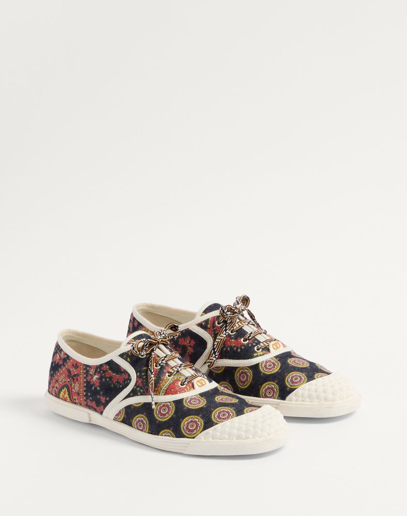 Valentino Handbags Sneaker Bay By Bay In Tessuto Denim Voyage Imaginaire per Uomo in Multicolor/avorio | Valentino IT 2025