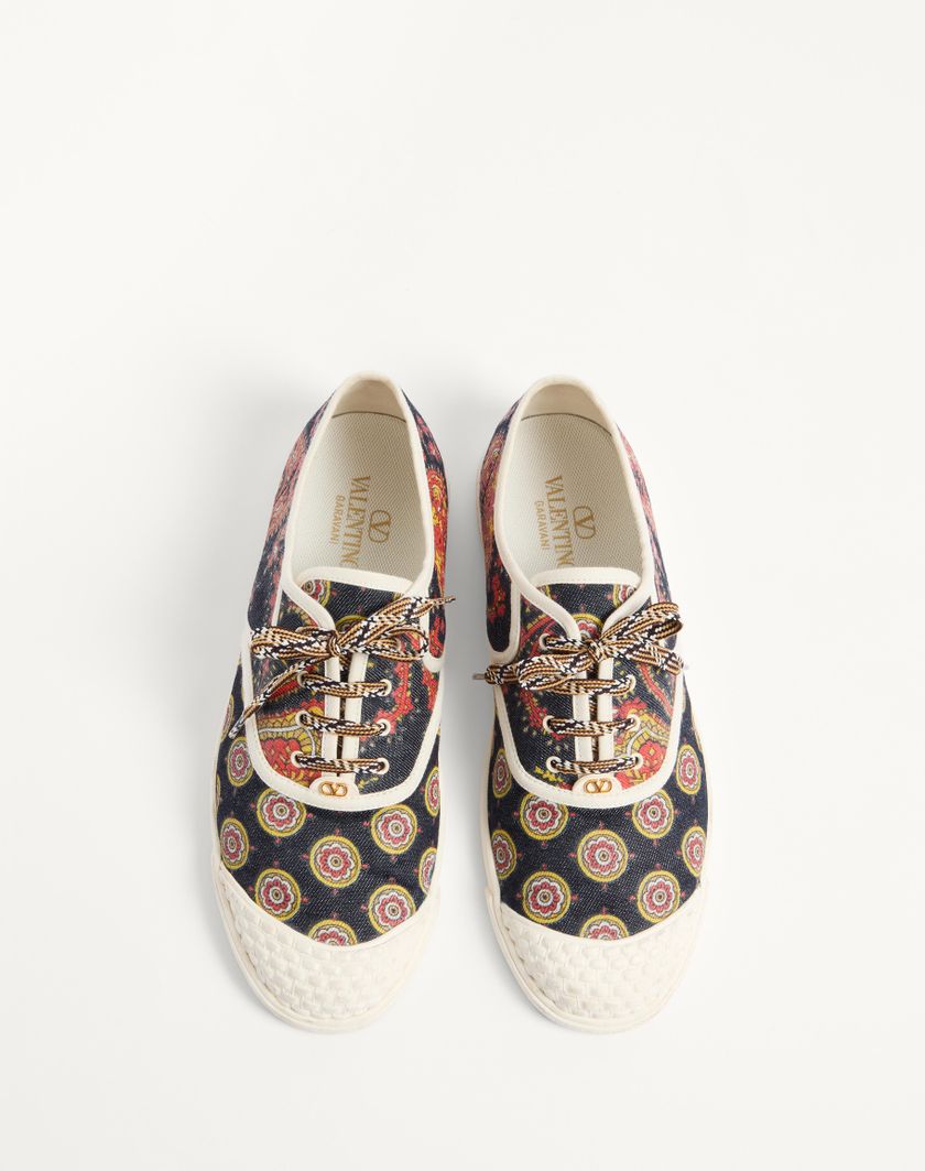 Valentino Handbags Sneaker Bay By Bay In Tessuto Denim Voyage Imaginaire per Uomo in Multicolor/avorio | Valentino IT 2025