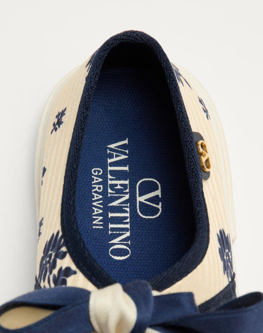 Valentino Handbags Sneaker Ballerina Bay By Bay In Tessuto Papier Floral per Donna in Blu/avorio | Valentino IT In Vendita