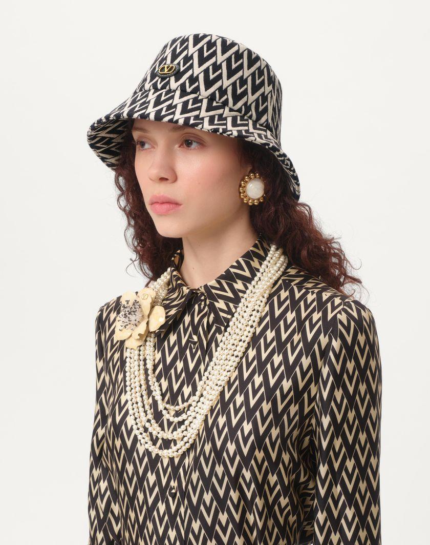 Valentino Handbags Cappello Bucket Toute La V In Lana per Donna in Nero/crema | Valentino IT 2025