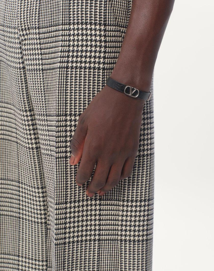 Valentino Handbags Bracciale Vlogo Signature In Vitello Granato per Uomo in Nero | Valentino IT Promozione