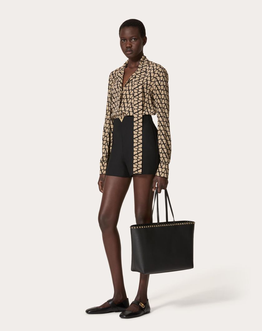 Valentino Handbags Borsa Shopping Rockstud In Vitello Granato per Donna in Nero | Valentino IT Acquista Ora