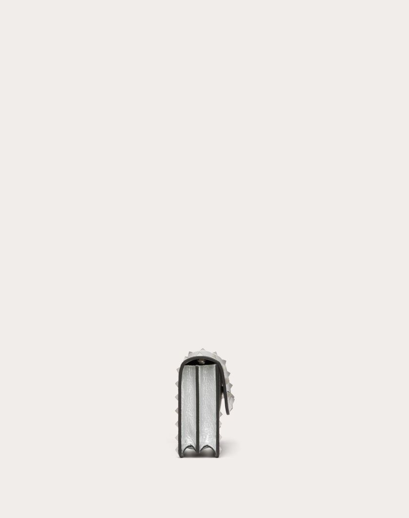Valentino Handbags Portafoglio Con Catena Rockstud In Vitello Granato Metallizzato per Donna in Argento | Valentino IT Soddisfazione Garantita