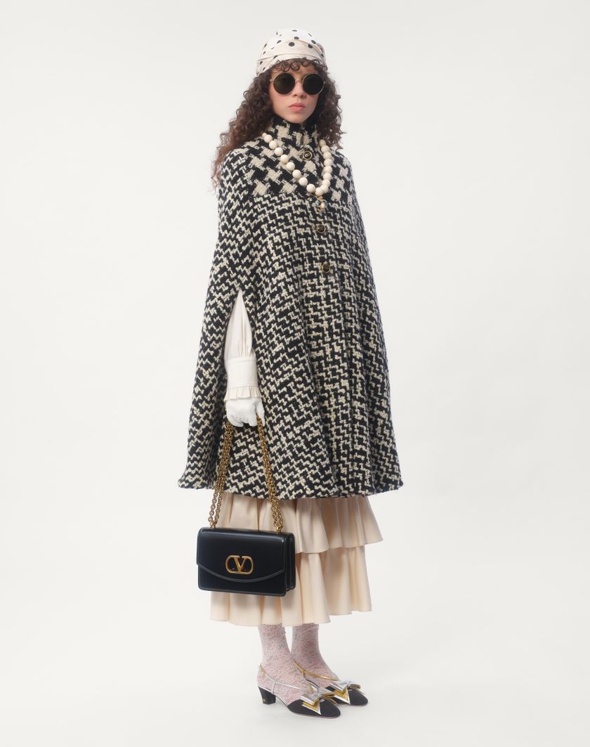 Valentino Handbags Cappa In Geometric Tweed per Donna in Avorio/nero | Valentino IT Shopping Online
