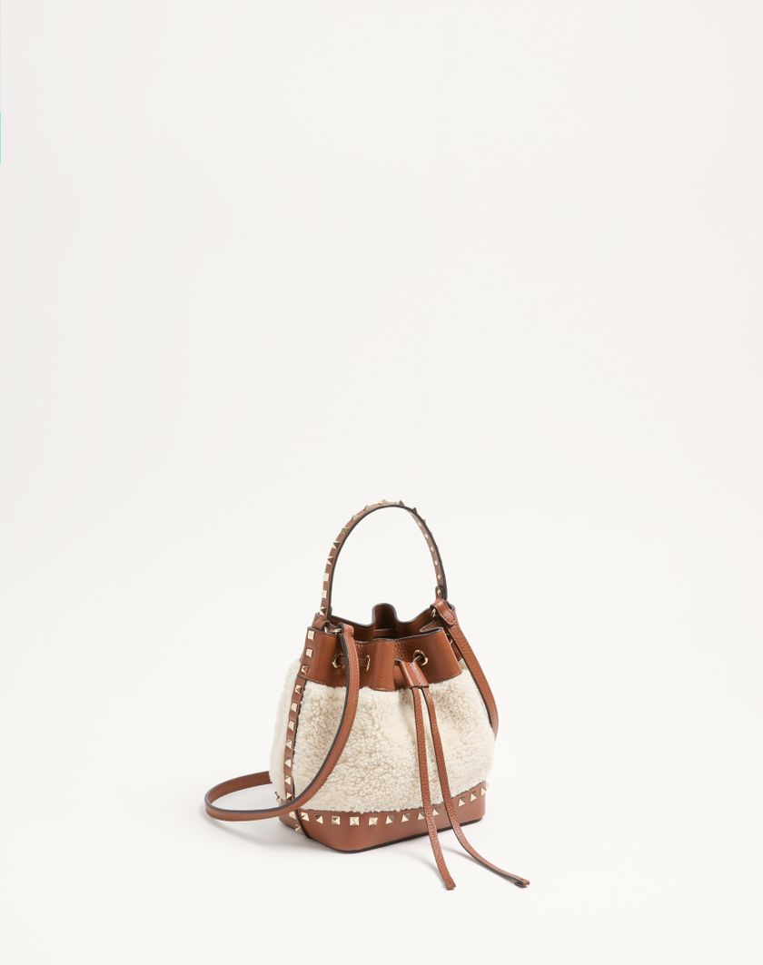 Valentino Handbags Borsa A Secchiello Valentino Garavani Rockstud In Shearling per Donna in Naturale/selleria | Valentino IT Nuovo