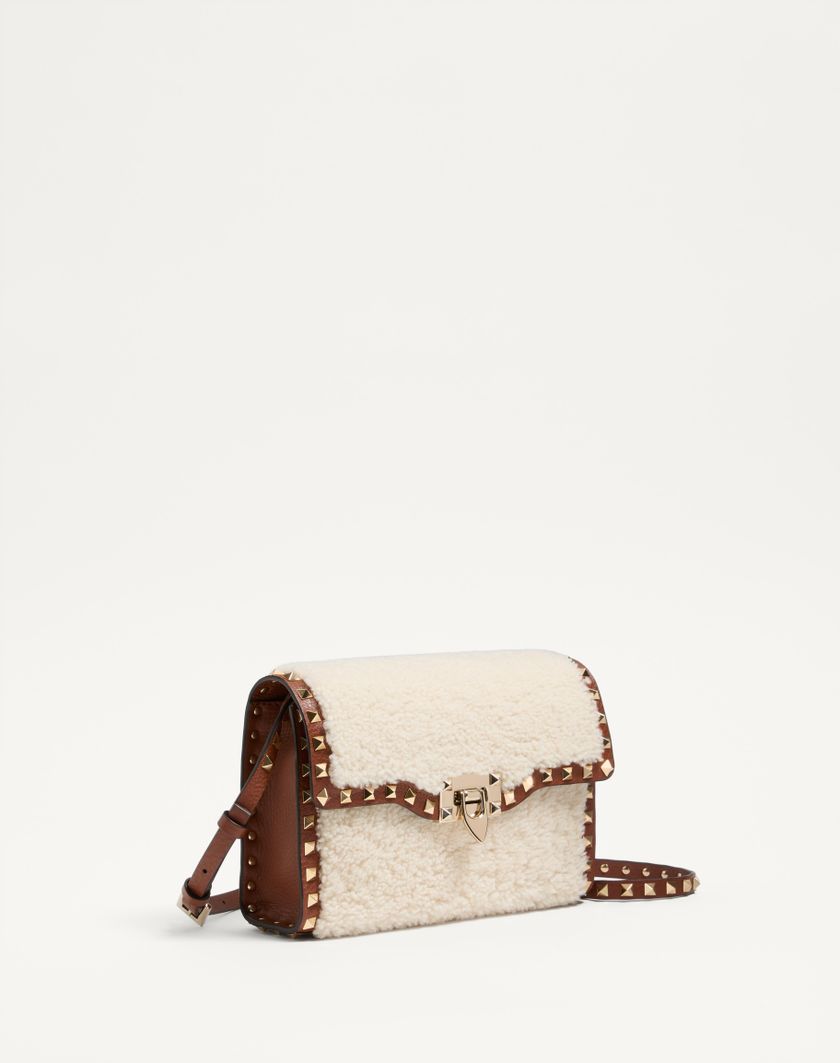 Valentino Handbags Borsa Piccola A Tracolla Valentino Garavani Rockstud In Shearling per Donna in Naturale/selleria | Valentino IT Qualità