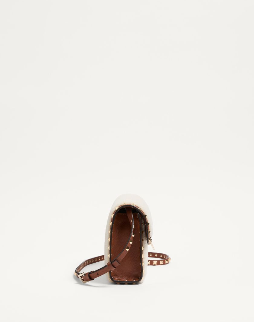 Valentino Handbags Borsa Piccola A Tracolla Valentino Garavani Rockstud In Shearling per Donna in Naturale/selleria | Valentino IT Qualità