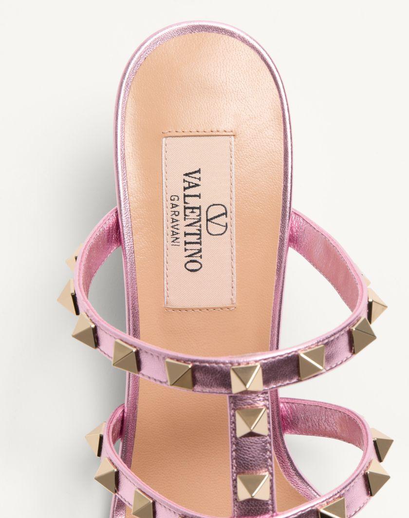 Valentino Handbags Sandalo Slide Rockstud In Nappa Laminata 60mm per Donna in Giacinto | Valentino IT Offerta migliore