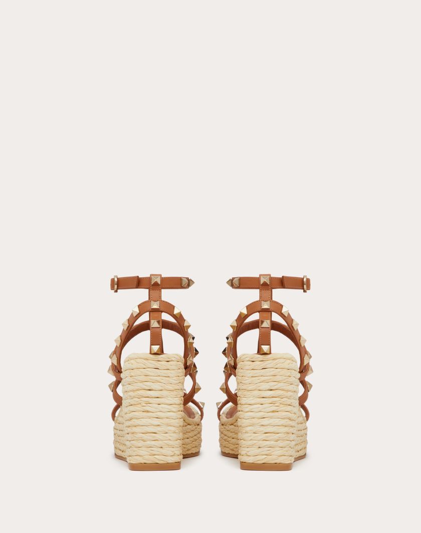 Valentino Handbags Sandalo Zeppa Rockstud Con Cinturini in Vitello 95mm per Donna in Naturale/mandorla | Valentino IT ACQUISTA ORA