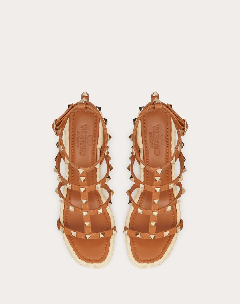 Valentino Handbags Sandalo Zeppa Rockstud Con Cinturini in Vitello 95mm per Donna in Naturale/mandorla | Valentino IT ACQUISTA ORA