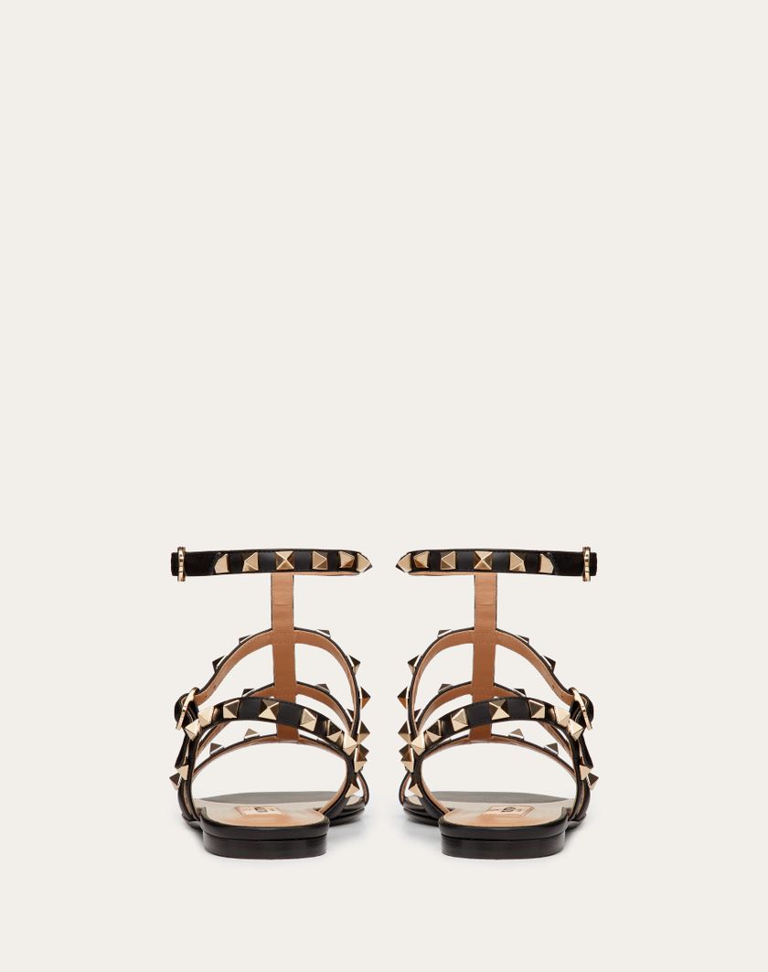 Valentino Handbags Sandalo Basso Rockstud In Vitello Con Cinturini per Donna in Mandorla | Valentino IT ACQUISTA ORA
