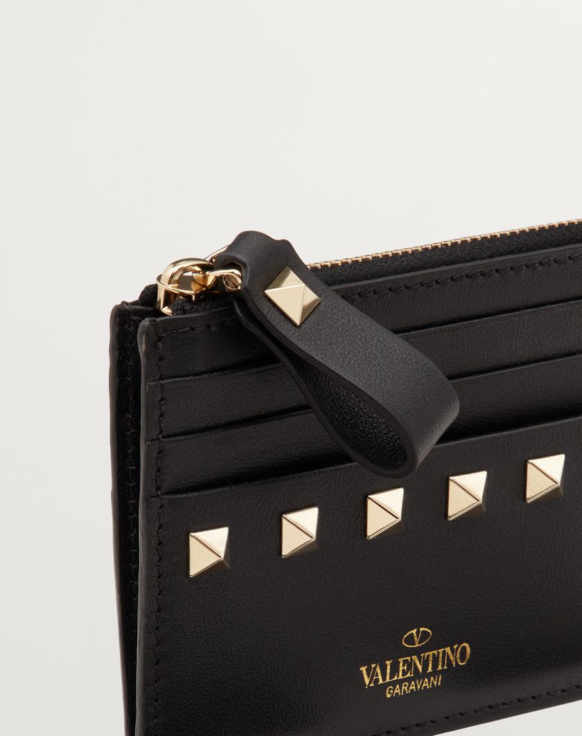 Valentino Handbags Portacarte Rockstud In Vitello Con Zip per Donna in Nero | Valentino IT Presa