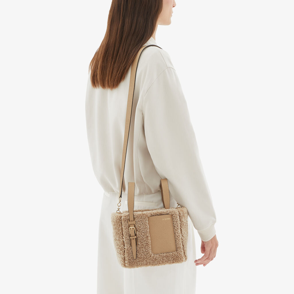 Valextra Borsa a secchiello da Donna in Shearling Beige | Valextra Soft 2025
