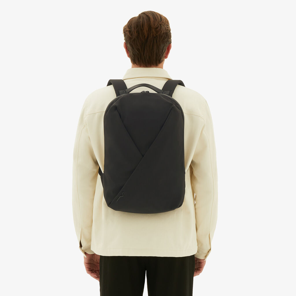 Valextra Zaino di Lusso in Nylon rigenerato e Pelle Nera | Valextra Sconto
