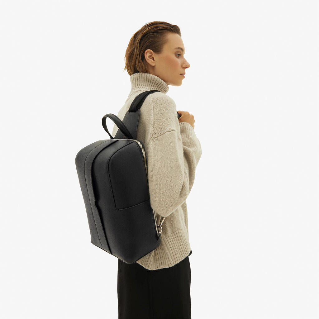 Valextra Valextra V-Line: Zaino monospalla con porta iPad in Pelle Nera Saldi Di Fabbrica