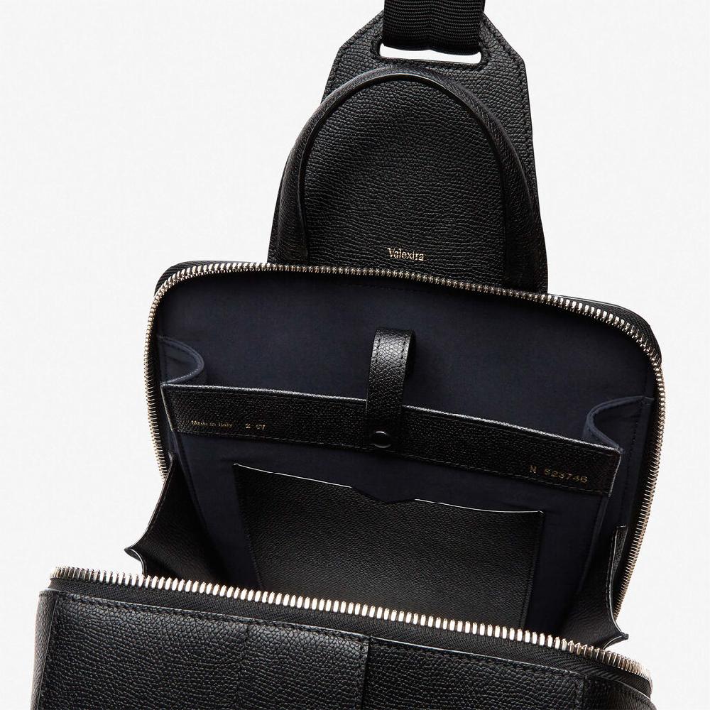 Valextra Valextra V-Line: Zaino monospalla con porta iPad in Pelle Nera Saldi Di Fabbrica