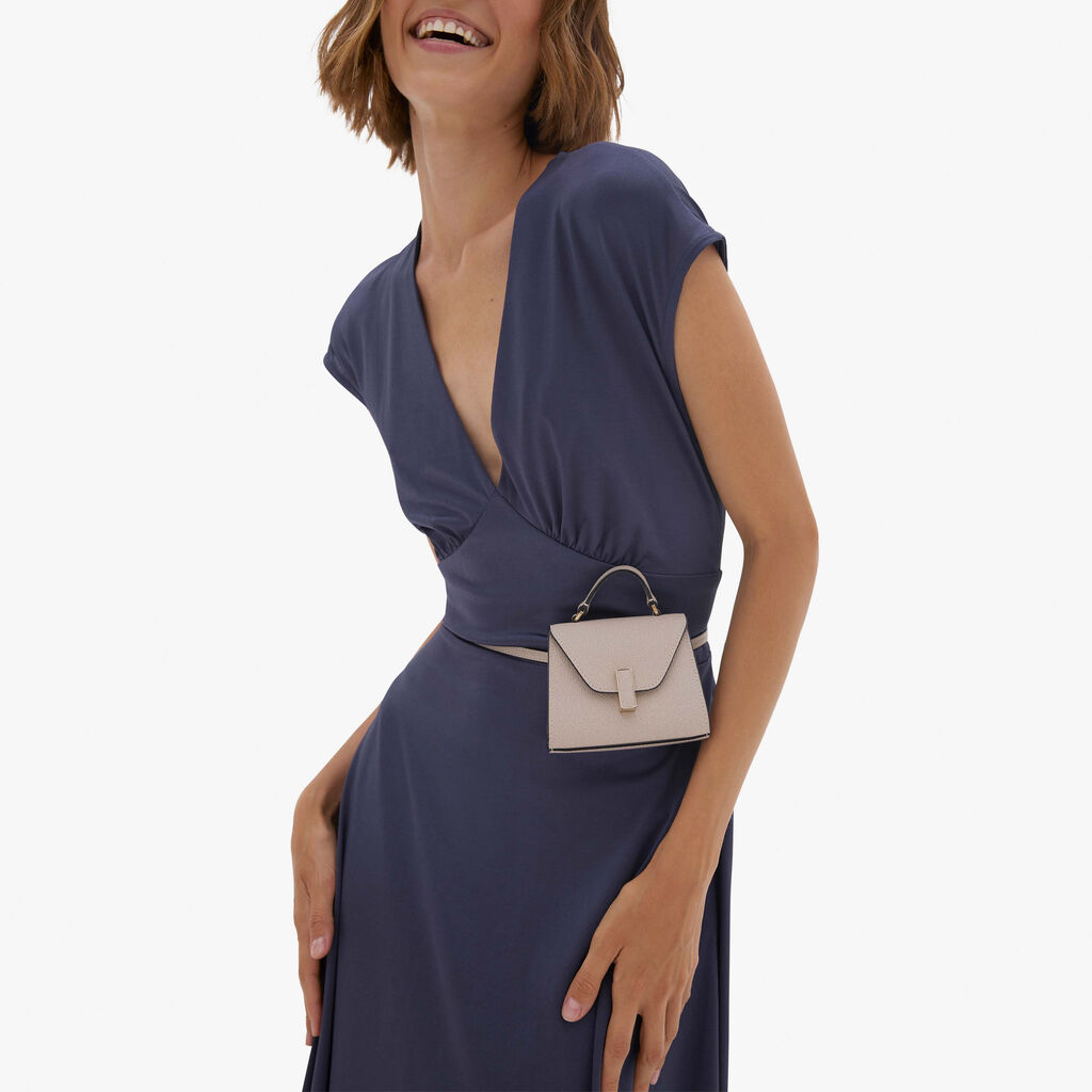 Valextra Borsa da cintura in pelle beige con tracolla | Valextra Iside Nuova