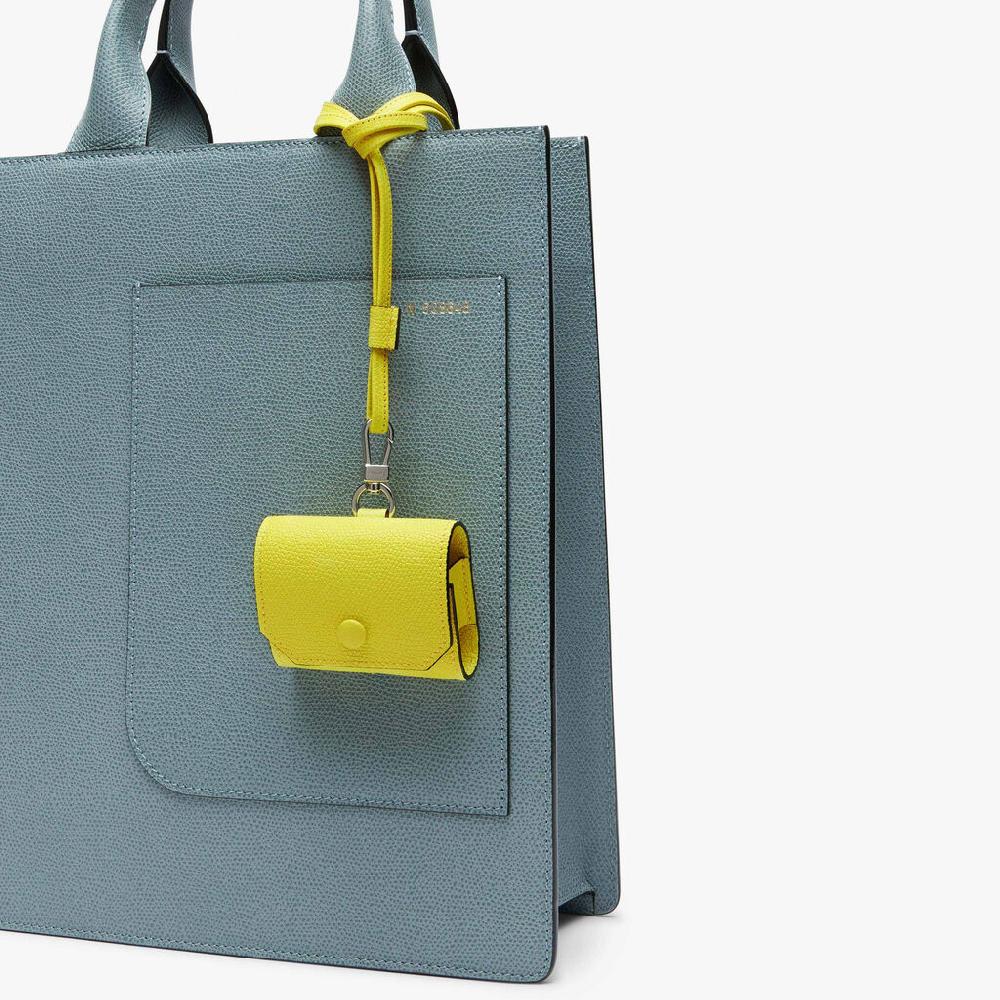 Valextra Porta Airpods Pro con Tracolla in Pelle Gialla Lime | Valextra Presa
