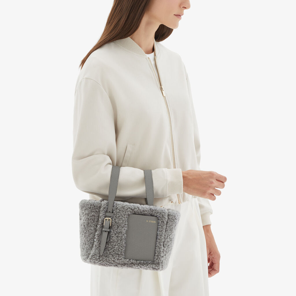 Valextra Borsa a secchiello da Donna in Shearling Grigia | Valextra Soft Novità