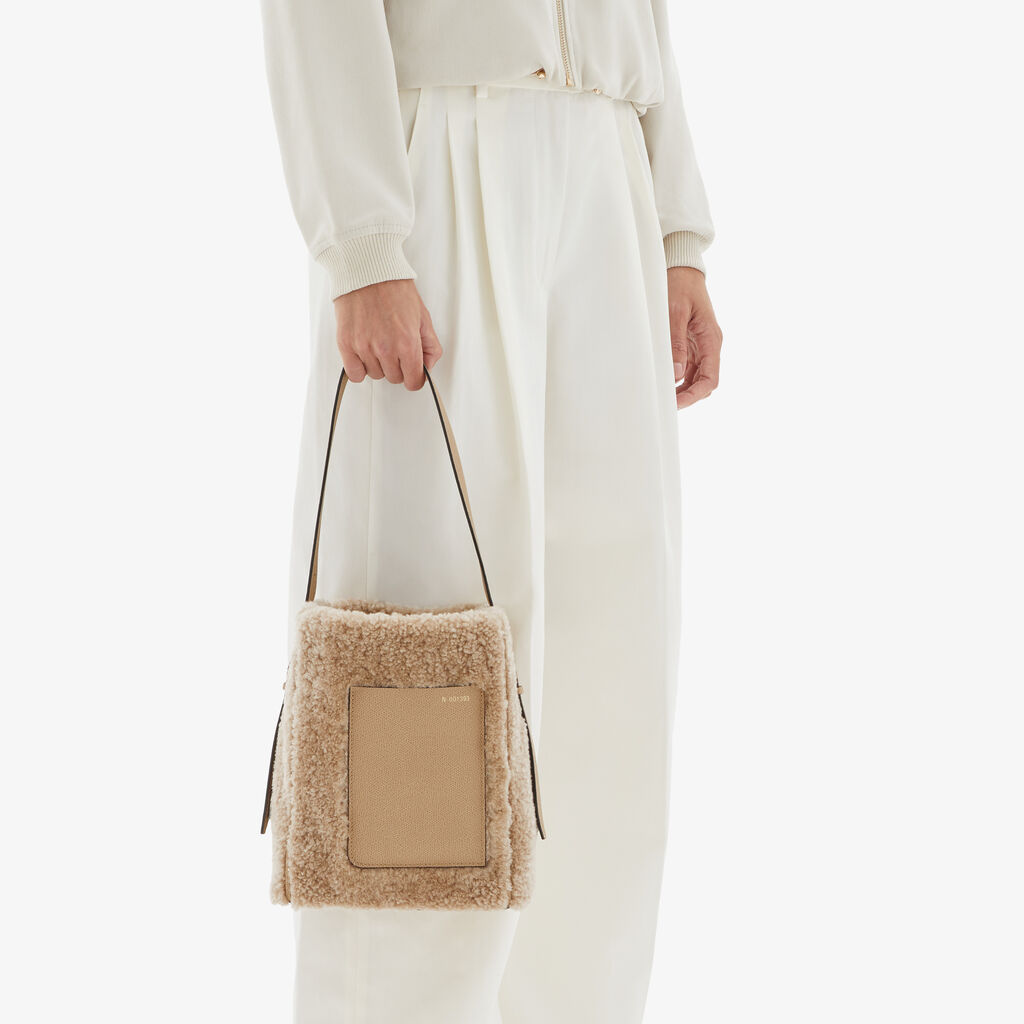 Valextra Borsa a secchiello da Donna Mini Shearling Beige | Valextra Soft Presa