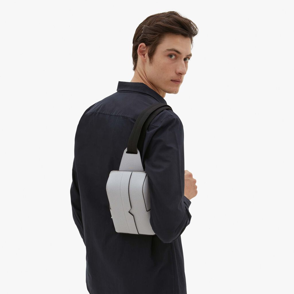 Valextra Zaino monospalla ergonomico in Pelle Grigia | Valextra V-Line Pezzi Unici